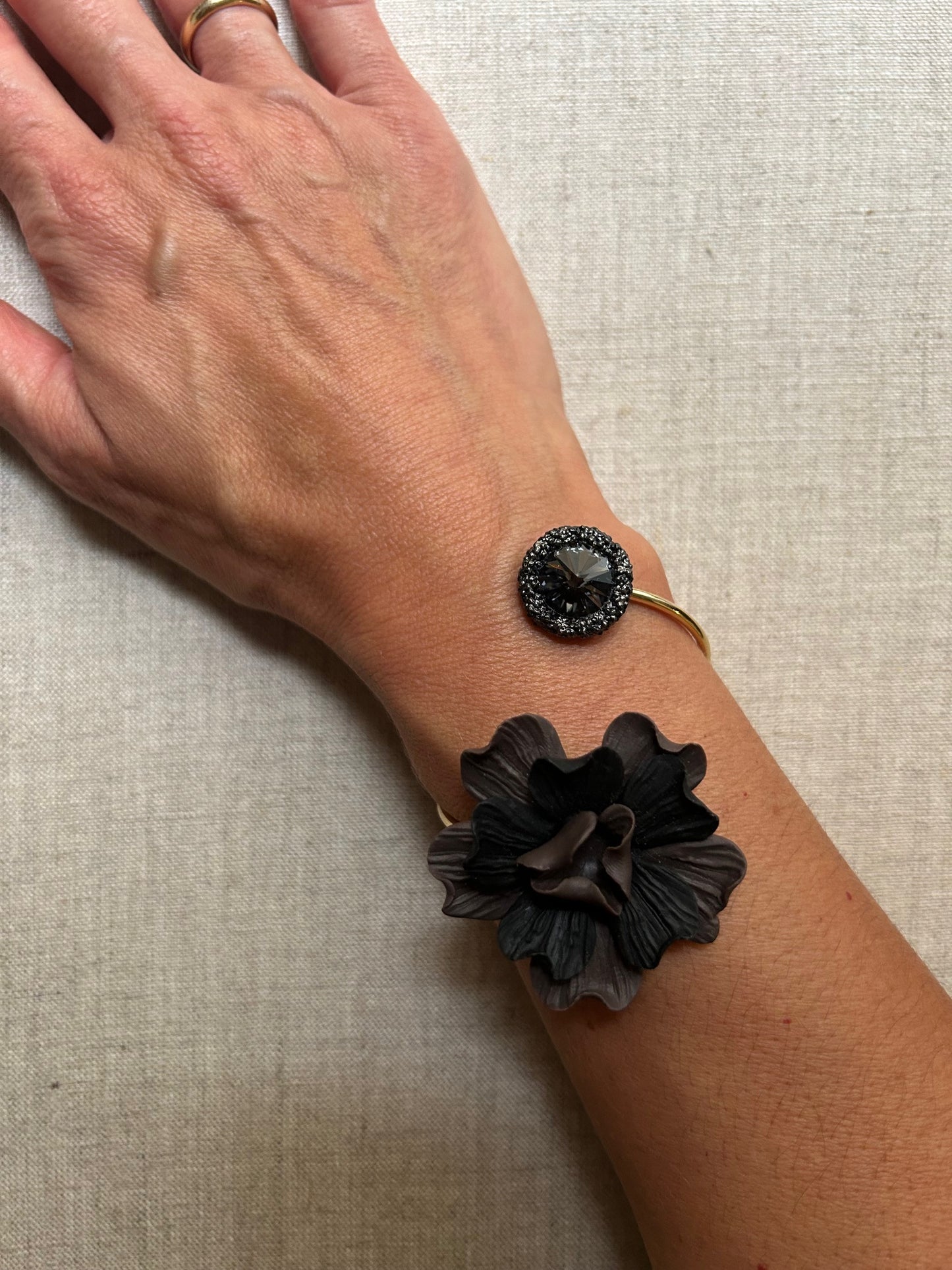 BRAZALETE PEONÍA NEGRO/CENIZA