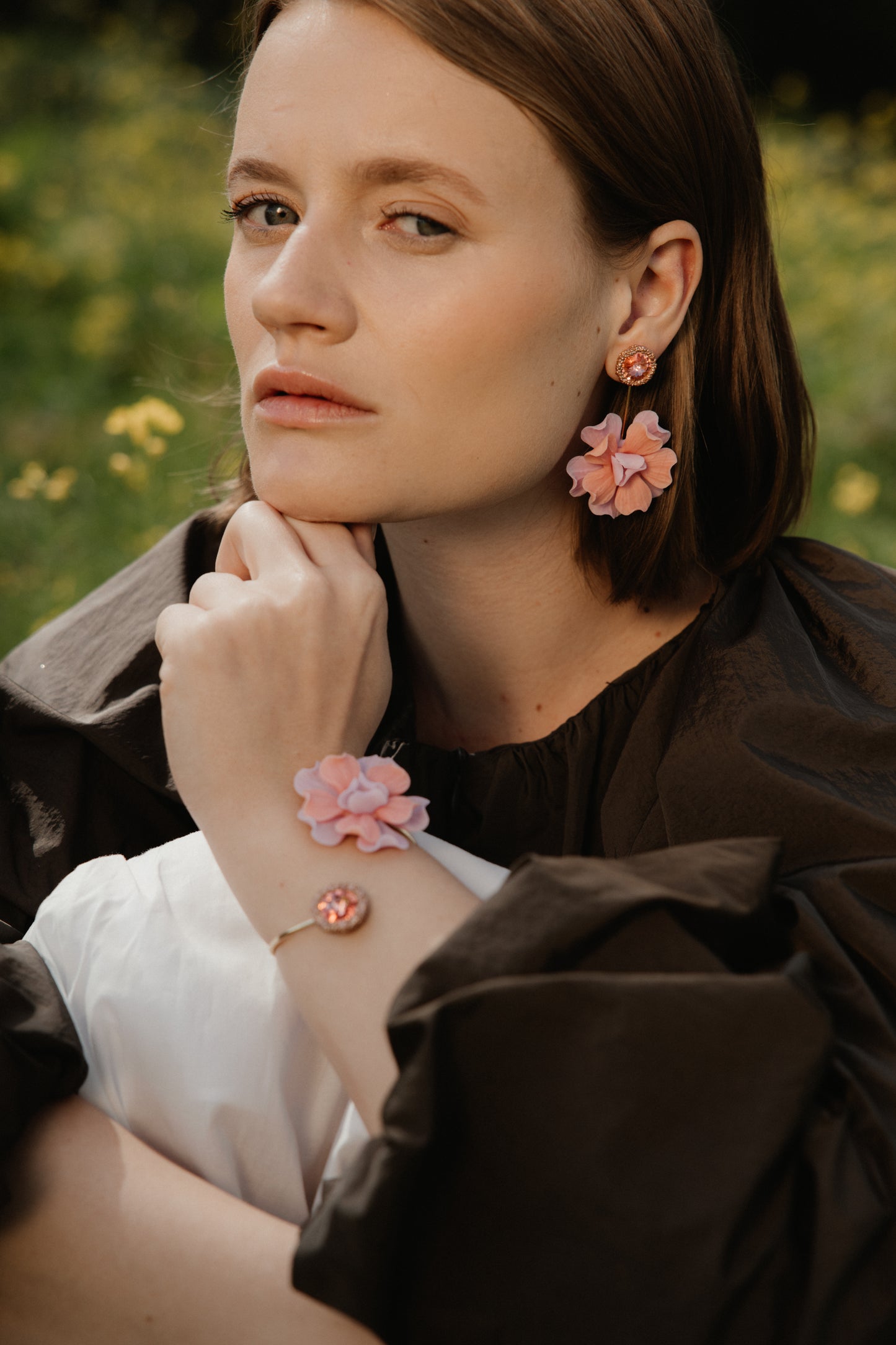 PENDIENTES PEONÍA NEGRO/CENIZA