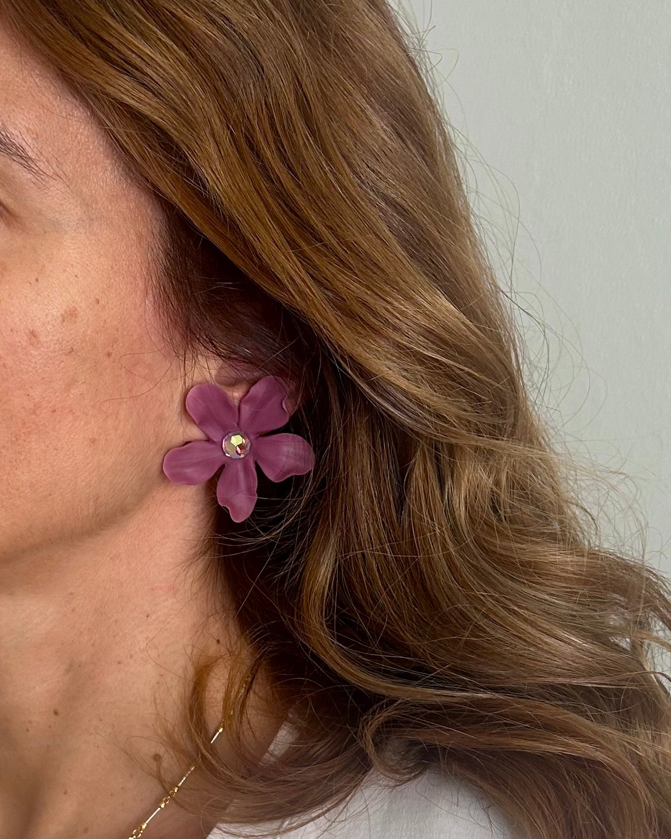 PENDIENTES MAGNOLIA BERENJENA EMPOLVADO LIMITED EDITION